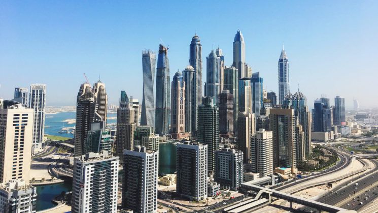 Sessão fotográfica coletiva de nu leva todo mundo preso em Dubai