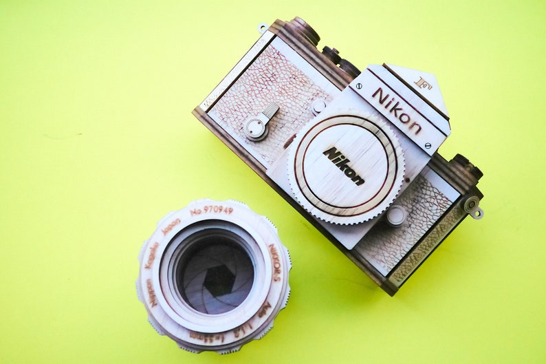 Uma Nikon F de madeira – uma boa peça de decoração